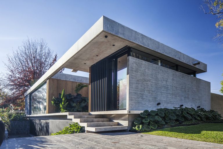 BT-House-by-Estudio-Jorgelina-Tortorici-in-Adrogue-Argentina-9-768x512