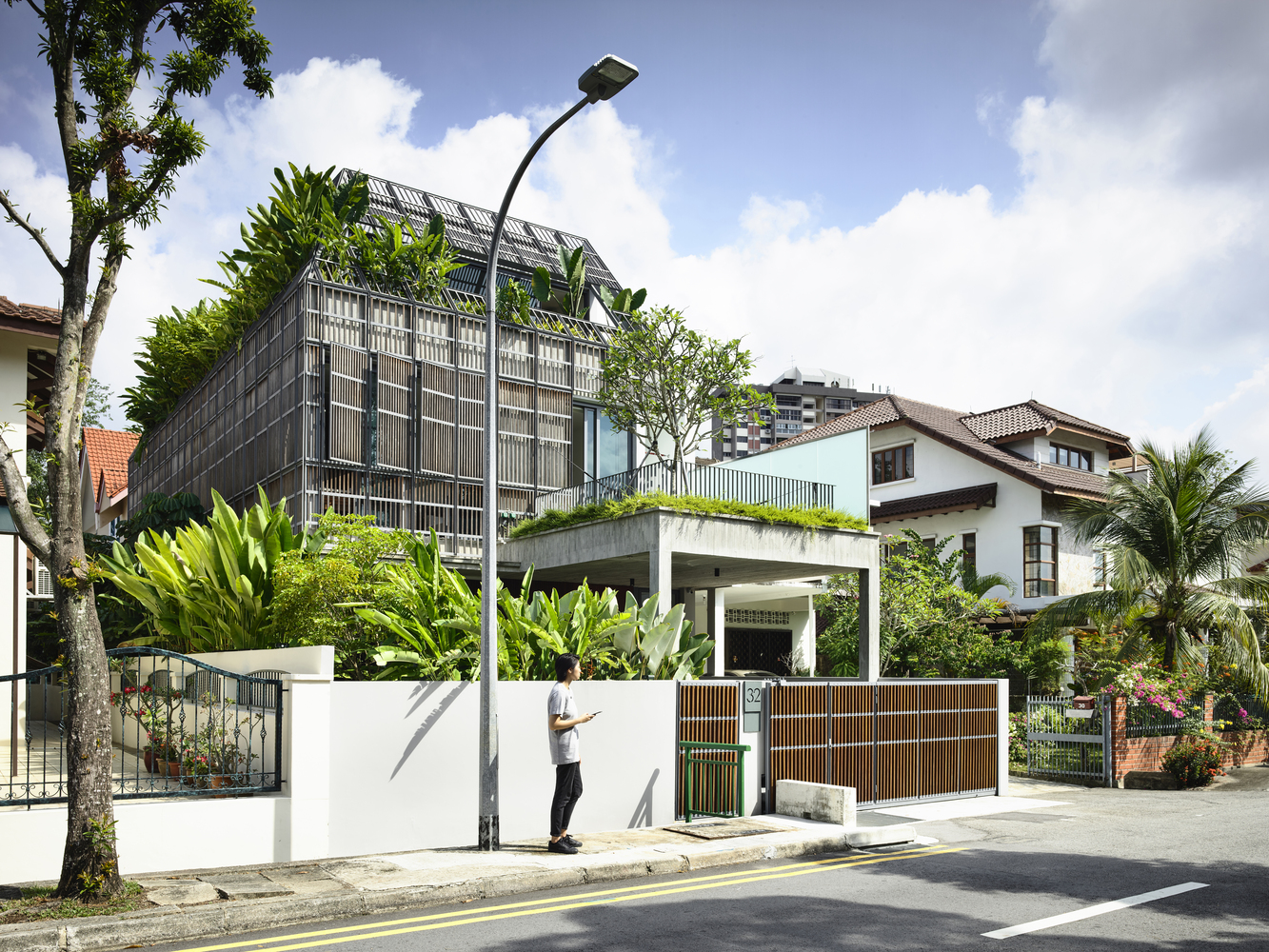 HOUSES • SINGAPORE , Fade to Green / HYLA Architects